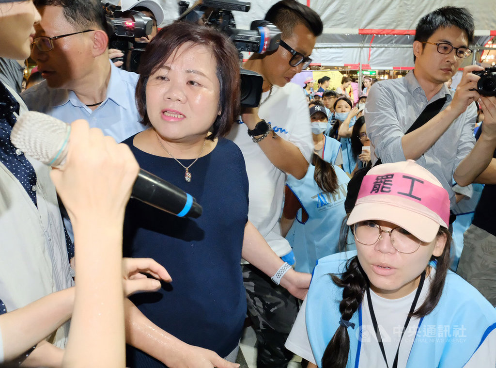 勞動部長許銘春(前右2)22日晚間親自前往長榮航空位於桃園南崁的運航大樓外關心罷工空服員,也盼勞資雙方能早日重返談判桌,讓罷工儘快落幕。 圖/中央社 勞動部長許銘春(前右2)22日晚間親自前往長榮航空位於桃園南崁的運航大樓外關心罷工空服員,也盼勞資雙方能早日重返談判桌,讓罷工儘快落幕。 圖/中央社
