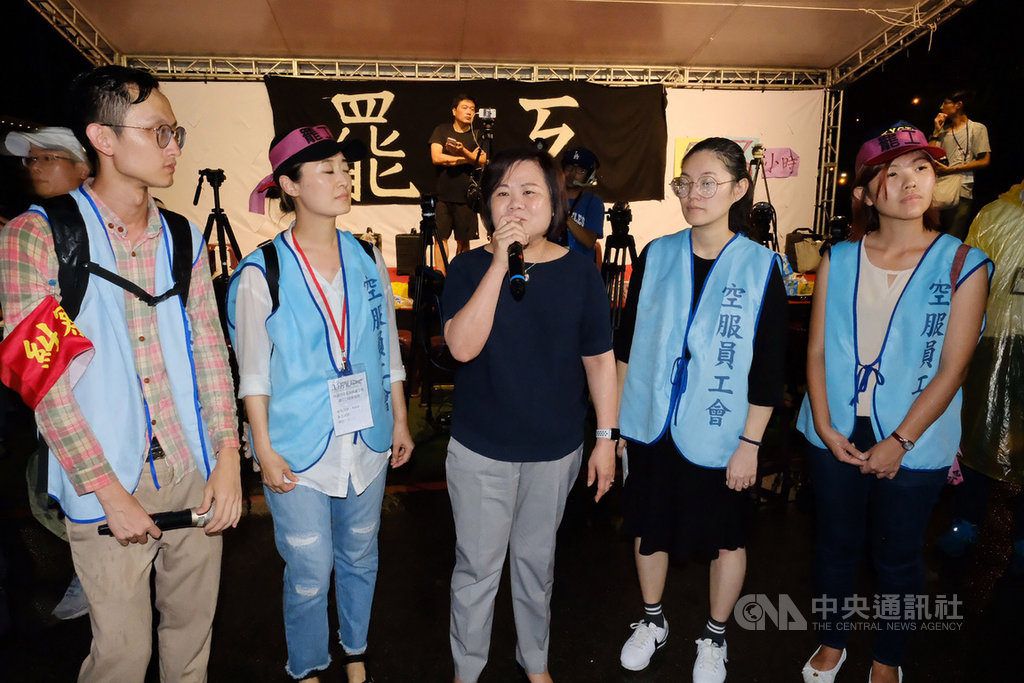 長榮航空空服員自20日下午4時起展開罷工,並於長榮位於桃園南崁的運航大樓外靜坐,勞動部長許銘春(前中)22日晚間前往探視,現場溫情喊話,盼勞資雙方能重返談判桌,讓罷工早日落幕。 圖/中央社 長榮航空空服員自20日下午4時起展開罷工,並於長榮位於桃園南崁的運航大樓外靜坐,勞動部長許銘春(前中)22日晚間前往探視,現場溫情喊話,盼勞資雙方能重返談判桌,讓罷工早日落幕。 圖/中央社