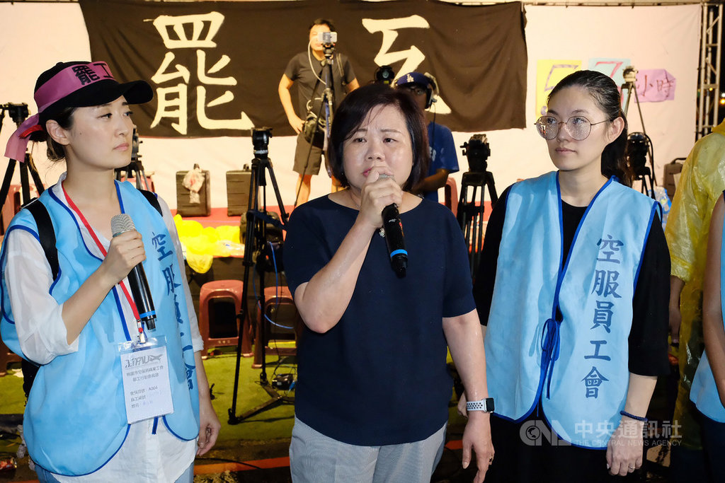 勞動部長許銘春(前中)22日晚間到長榮航空桃園南崁運航大樓外關心持續罷工的空服員,並溫情喊話,盼勞資雙方能儘速重返談判桌協商,化解歧見、尋求共識。 圖/中央社 勞動部長許銘春(前中)22日晚間到長榮航空桃園南崁運航大樓外關心持續罷工的空服員,並溫情喊話,盼勞資雙方能儘速重返談判桌協商,化解歧見、尋求共識。 圖/中央社