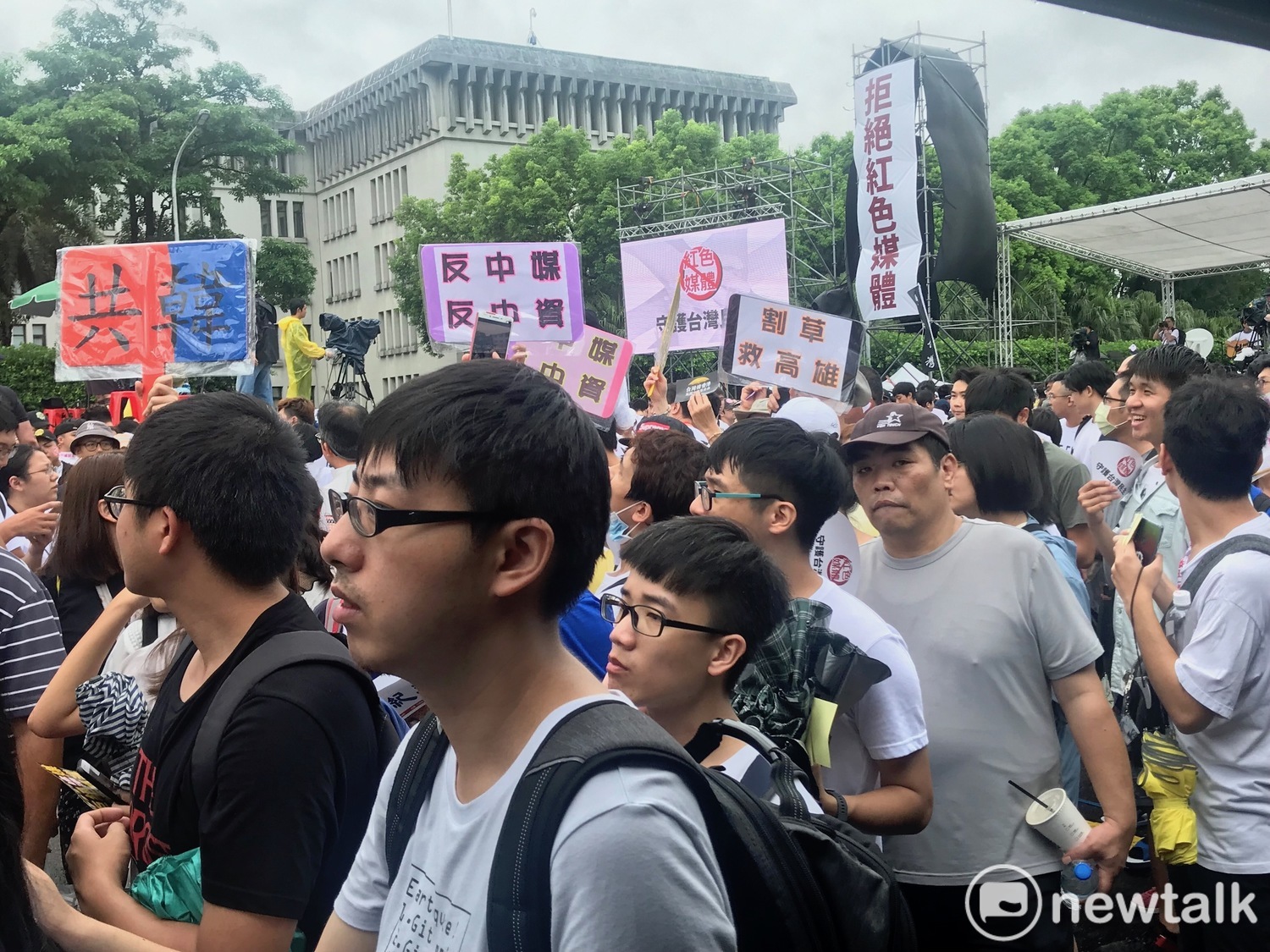 民眾高舉「反中媒、反中資」。 圖:周煊惠 /攝 民眾高舉「反中媒、反中資」。 圖:周煊惠 /攝