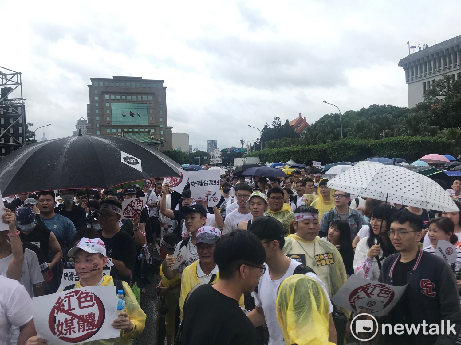民眾身穿白衣擠爆凱道。 圖:周煊惠 /攝 民眾身穿白衣擠爆凱道。 圖:周煊惠 /攝