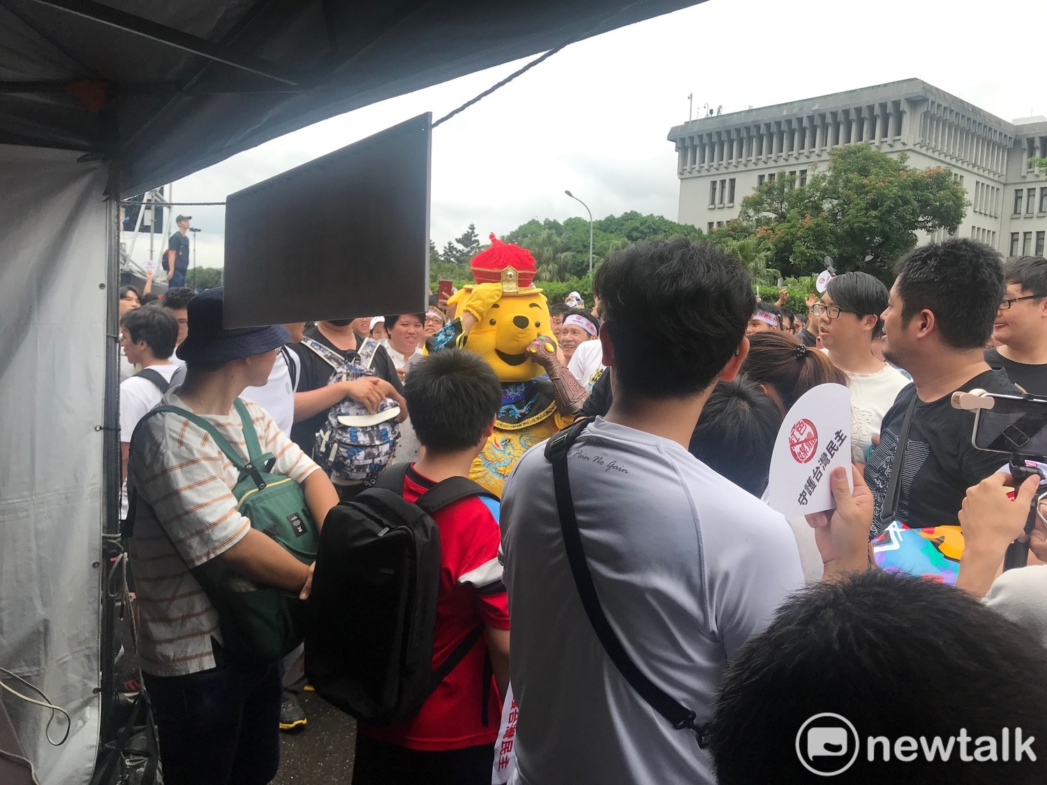 有民眾打扮成習維尼皇帝來參加遊行。 圖:周煊惠 /攝 有民眾打扮成習維尼皇帝來參加遊行。 圖:周煊惠 /攝