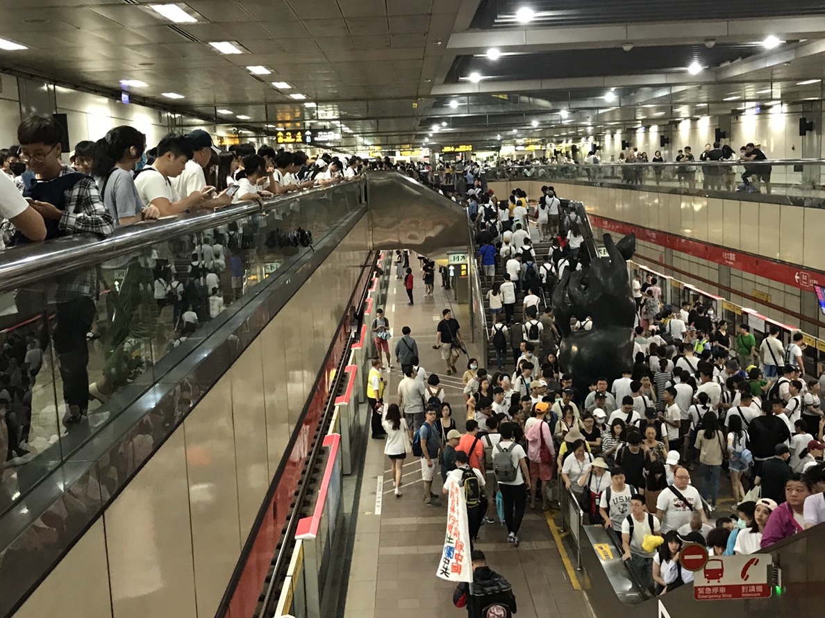 臺大醫院捷運站聚集了大批前往參加「反親中媒體大遊行」的民眾。 圖: 朱蒲青/攝 臺大醫院捷運站聚集了大批前往參加「反親中媒體大遊行」的民眾。 圖: 朱蒲青/攝