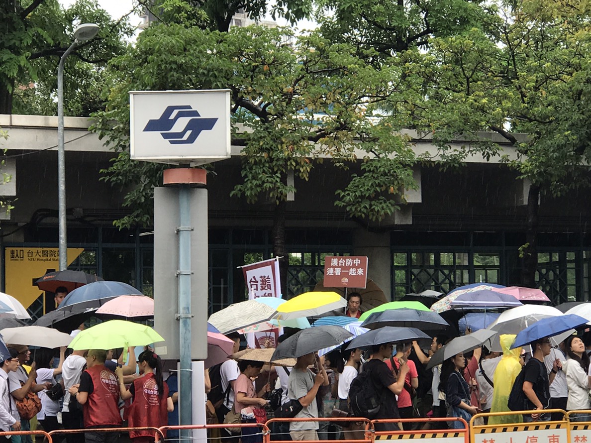 「623反親中媒體大遊行」今日下午2點在凱道登場,空中下起大雨,依舊不阻撓民眾參加活動的熱情。 圖:張良一/攝 「623反親中媒體大遊行」今日下午2點在凱道登場,空中下起大雨,依舊不阻撓民眾參加活動的熱情。 圖:張良一/攝