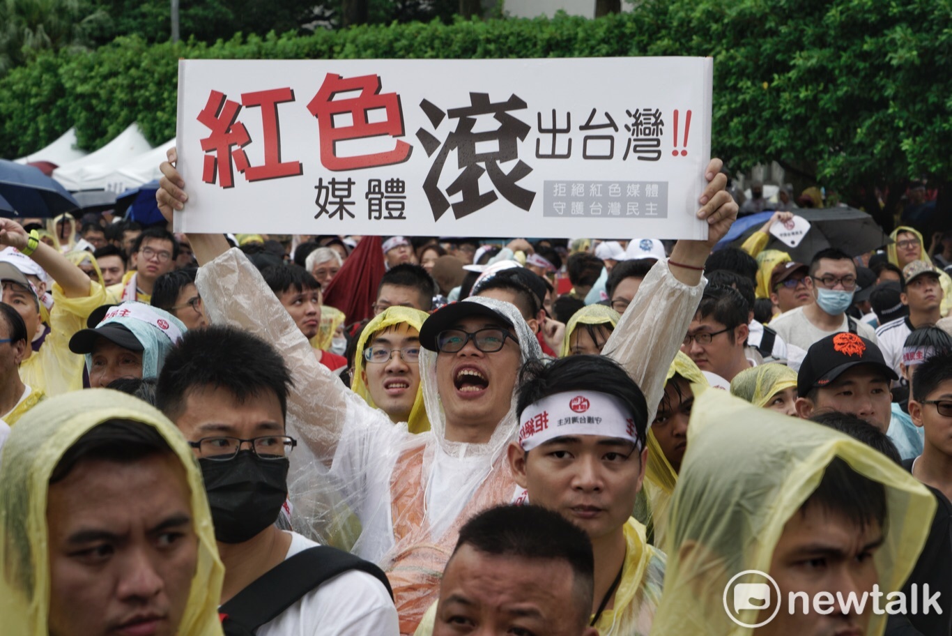 這場反紅媒遊行,參與者穿著白衣,一同聚集於凱道,大喊「守護台灣民主,紅色媒體滾出去」 圖:張良一/攝 這場反紅媒遊行,參與者穿著白衣,一同聚集於凱道,大喊「守護台灣民主,紅色媒體滾出去」 圖:張良一/攝