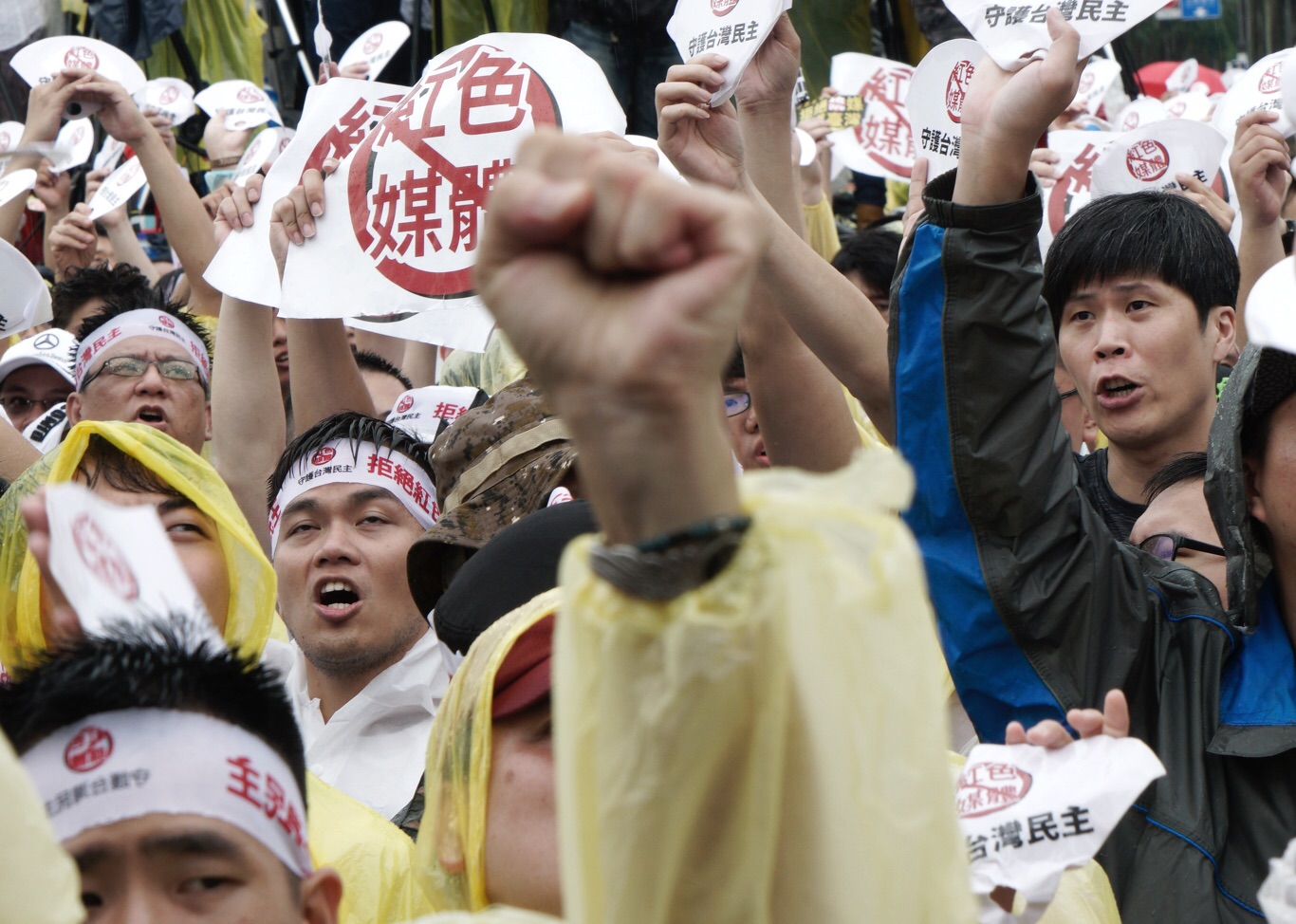 這場反紅媒遊行,民眾大喊「NCC硬起來,立法院快修法」。 圖:張良一/攝 這場反紅媒遊行,民眾大喊「NCC硬起來,立法院快修法」。 圖:張良一/攝