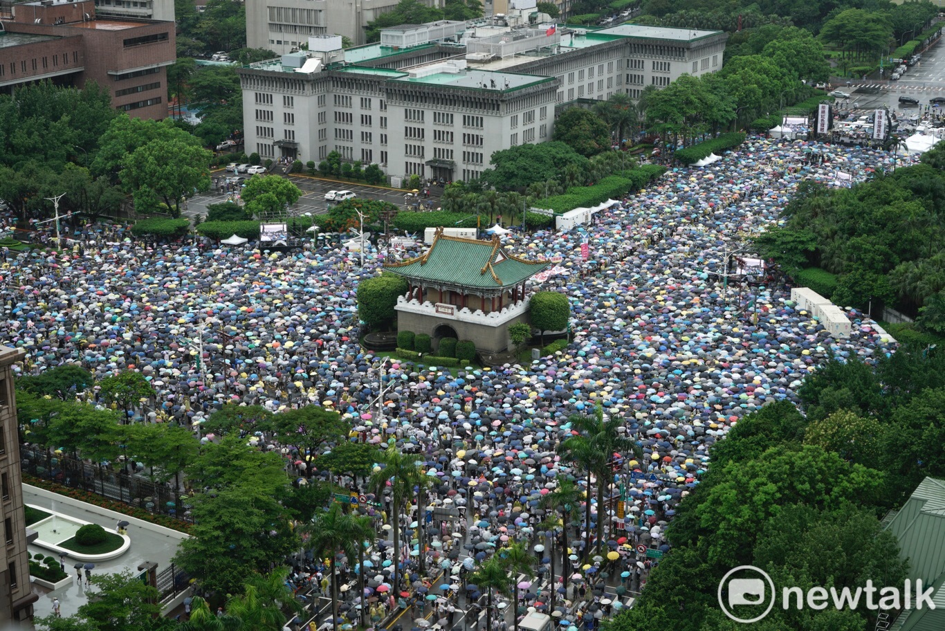 雖然天氣狀況不佳,但參與反紅媒遊行的民眾依舊人山人海,將景福門附近的位置都站滿。 圖:張良一/攝 雖然天氣狀況不佳,但參與反紅媒遊行的民眾依舊人山人海,將景福門附近的位置都站滿。 圖:張良一/攝