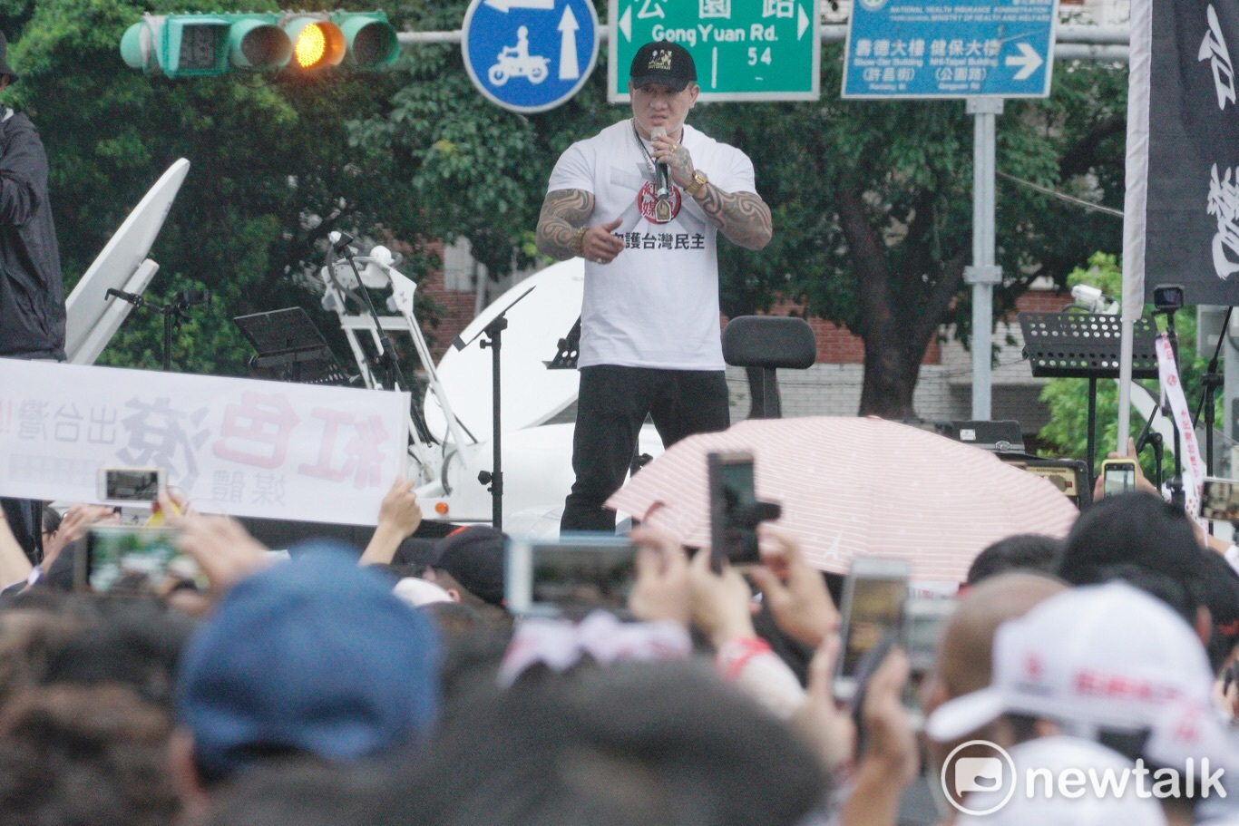 反紅媒遊行發起人網紅館長陳之漢,上台表示誓死捍衛台灣民主。 圖:張良一/拍攝 反紅媒遊行發起人網紅館長陳之漢,上台表示誓死捍衛台灣民主。 圖:張良一/拍攝
