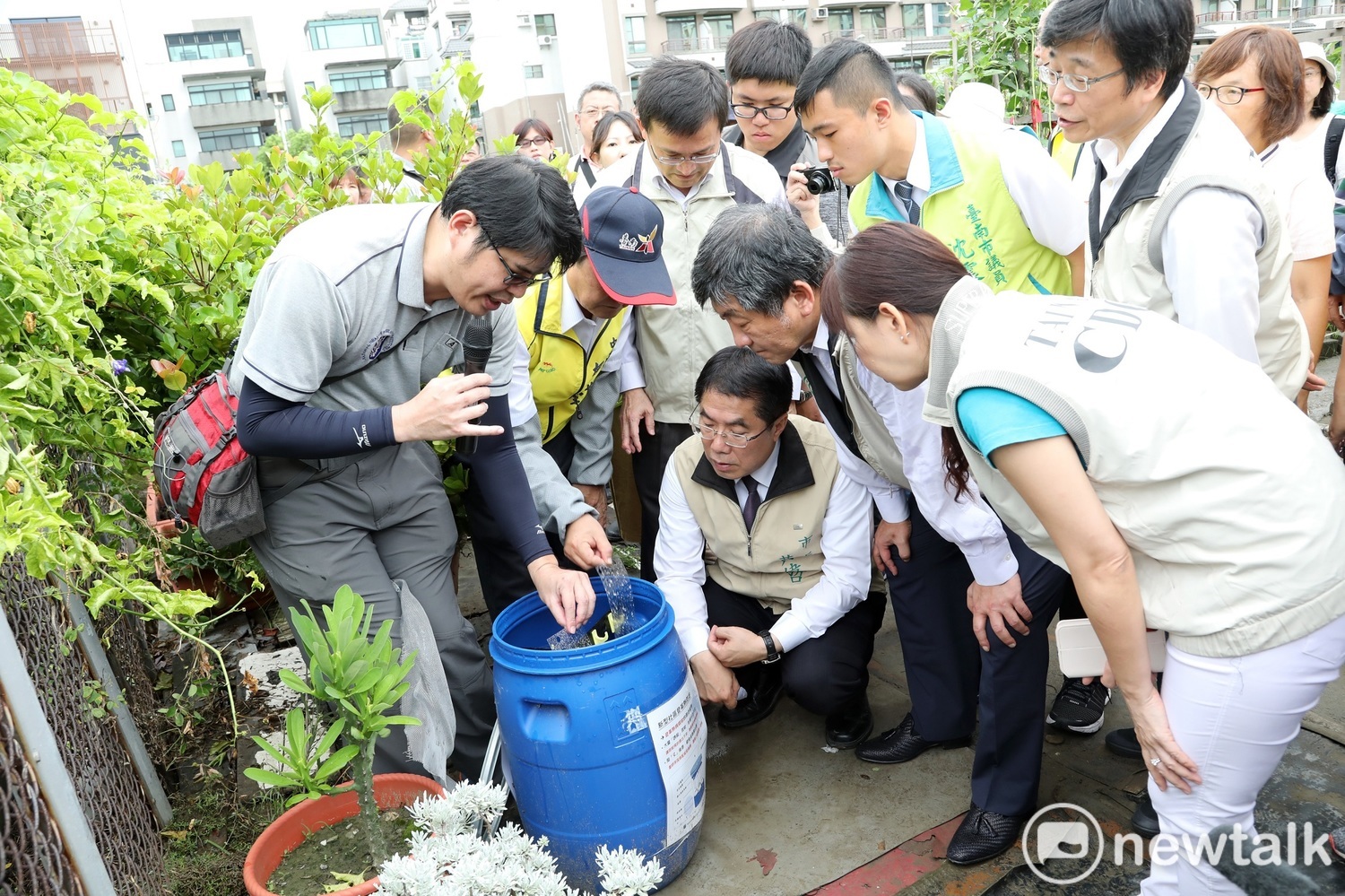 衛福部疾病管制署舉辦第二場高風險農園登革熱防治示範觀摩,邀請南區各縣市政府防疫人員,至台南市共同觀摩優良農園辦理情形。(黃博郎攝) 圖:黃博郎/攝 衛福部疾病管制署舉辦第二場高風險農園登革熱防治示範觀摩,邀請南區各縣市政府防疫人員,至台南市共同觀摩優良農園辦理情形。(黃博郎攝) 圖:黃博郎/攝