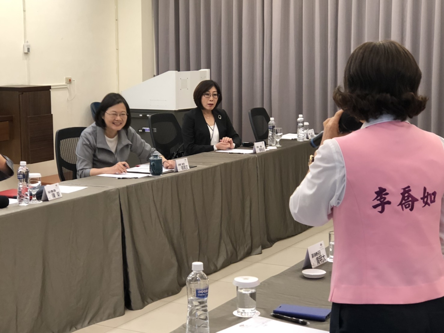 蔡英文(左)微笑聆聽高雄市議員表達意見。 圖:民進黨高雄市議會黨團/提供 蔡英文(左)微笑聆聽高雄市議員表達意見。 圖:民進黨高雄市議會黨團/提供