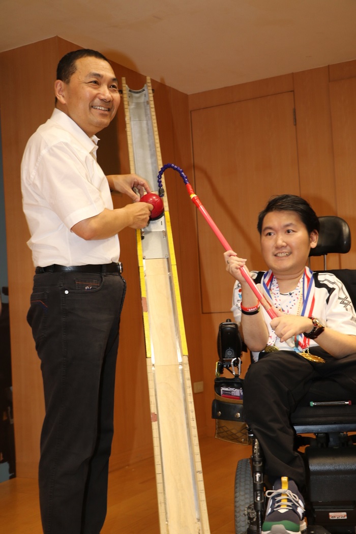 侯友宜自曝曾與張孜維PK地板滾球,結果被「痛宰3次」,害他不敢再比第4次。 圖:新北市社會局提供 侯友宜自曝曾與張孜維PK地板滾球,結果被「痛宰3次」,害他不敢再比第4次。 圖:新北市社會局提供