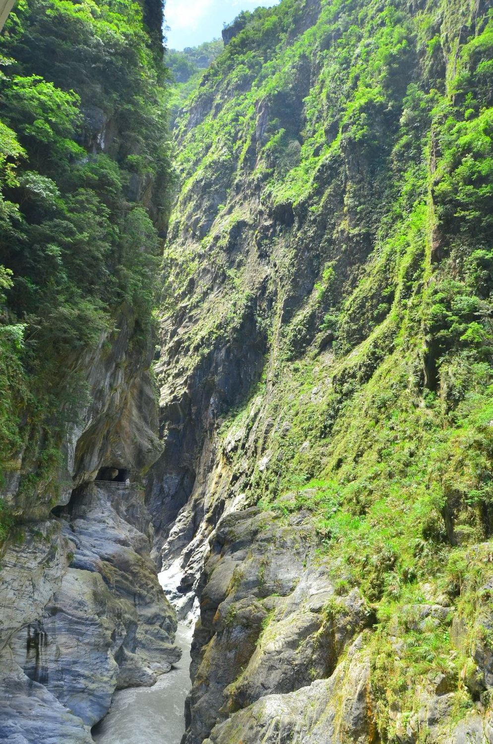 立霧溪切出陡峭、高而深的峽谷,走新的水景步道能下到水旁,感受立霧溪的震撼力。 圖:太管處官網/提供 立霧溪切出陡峭、高而深的峽谷,走新的水景步道能下到水旁,感受立霧溪的震撼力。 圖:太管處官網/提供
