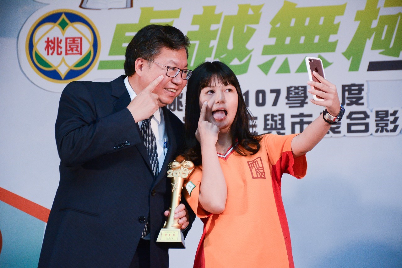 桃園市長鄭文燦與領獎學生合照,對於學生要求擺pose合照都來者不拒。 圖:桃園市政府/提供 桃園市長鄭文燦與領獎學生合照,對於學生要求擺pose合照都來者不拒。 圖:桃園市政府/提供