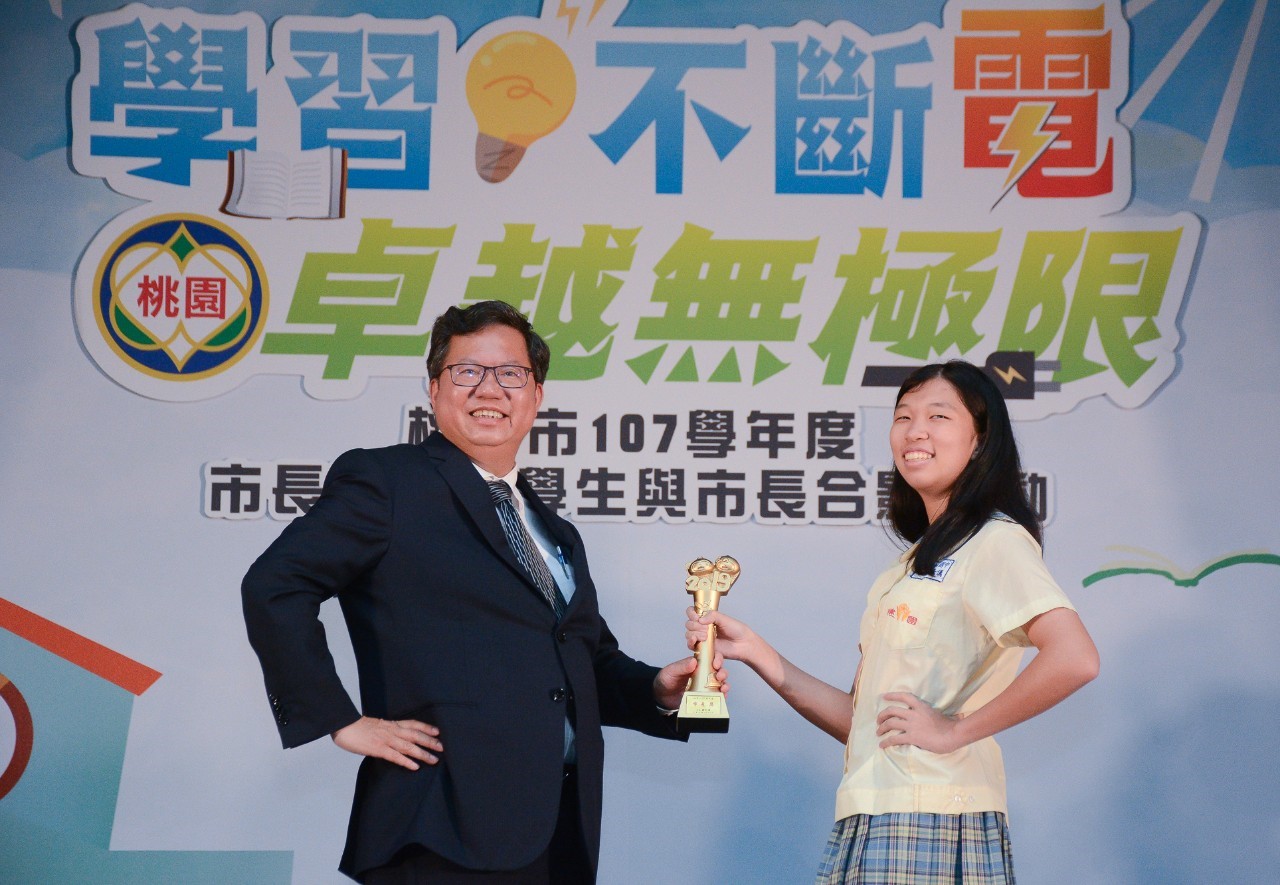 桃園市長鄭文燦與領獎學生合照,對於學生要求擺pose合照,配合度很高。 圖:桃園市政府/提供 桃園市長鄭文燦與領獎學生合照,對於學生要求擺pose合照,配合度很高。 圖:桃園市政府/提供