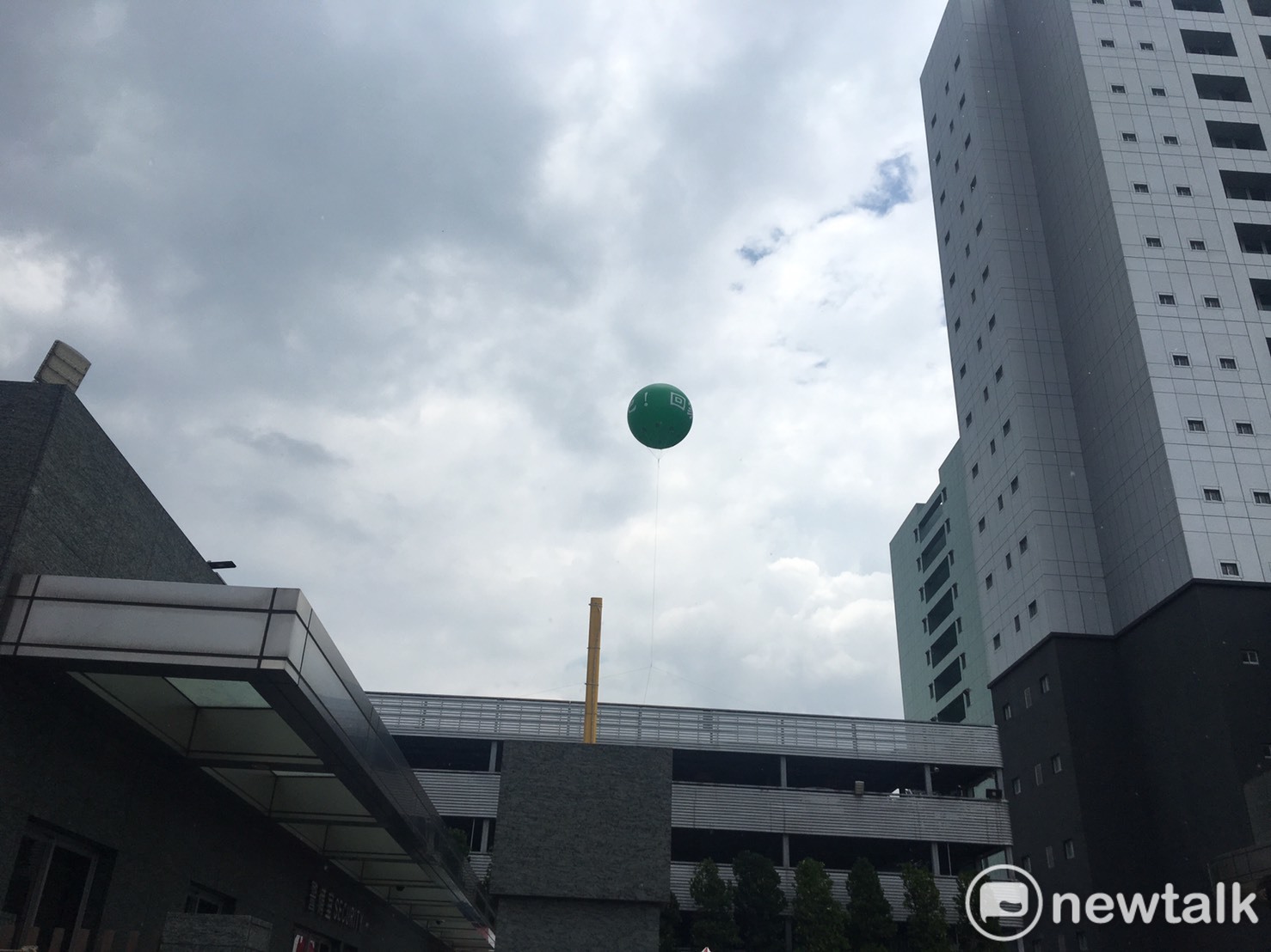 長榮航空公司南崁總部大樓屋頂升起汽球,上頭寫著大大的「回家吧」呼籲在門口集結的罷工會員結束罷工趕快回家。 圖:林昀真/攝 長榮航空公司南崁總部大樓屋頂升起汽球,上頭寫著大大的「回家吧」呼籲在門口集結的罷工會員結束罷工趕快回家。 圖:林昀真/攝