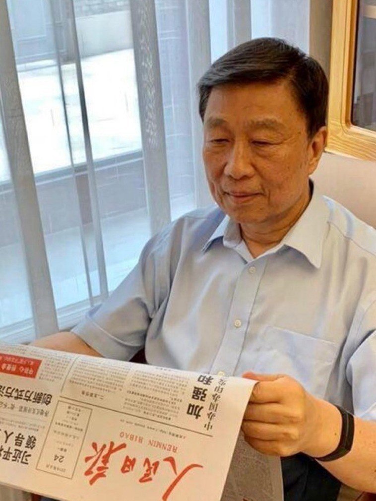 日前,中國網民盛傳前中國國家副主席李源潮「被自殺」離世,但立刻就傳出「李源潮在看6/24人民日報」的照片。 圖/翻攝網路 日前,中國網民盛傳前中國國家副主席李源潮「被自殺」離世,但立刻就傳出「李源潮在看6/24人民日報」的照片。 圖/翻攝網路