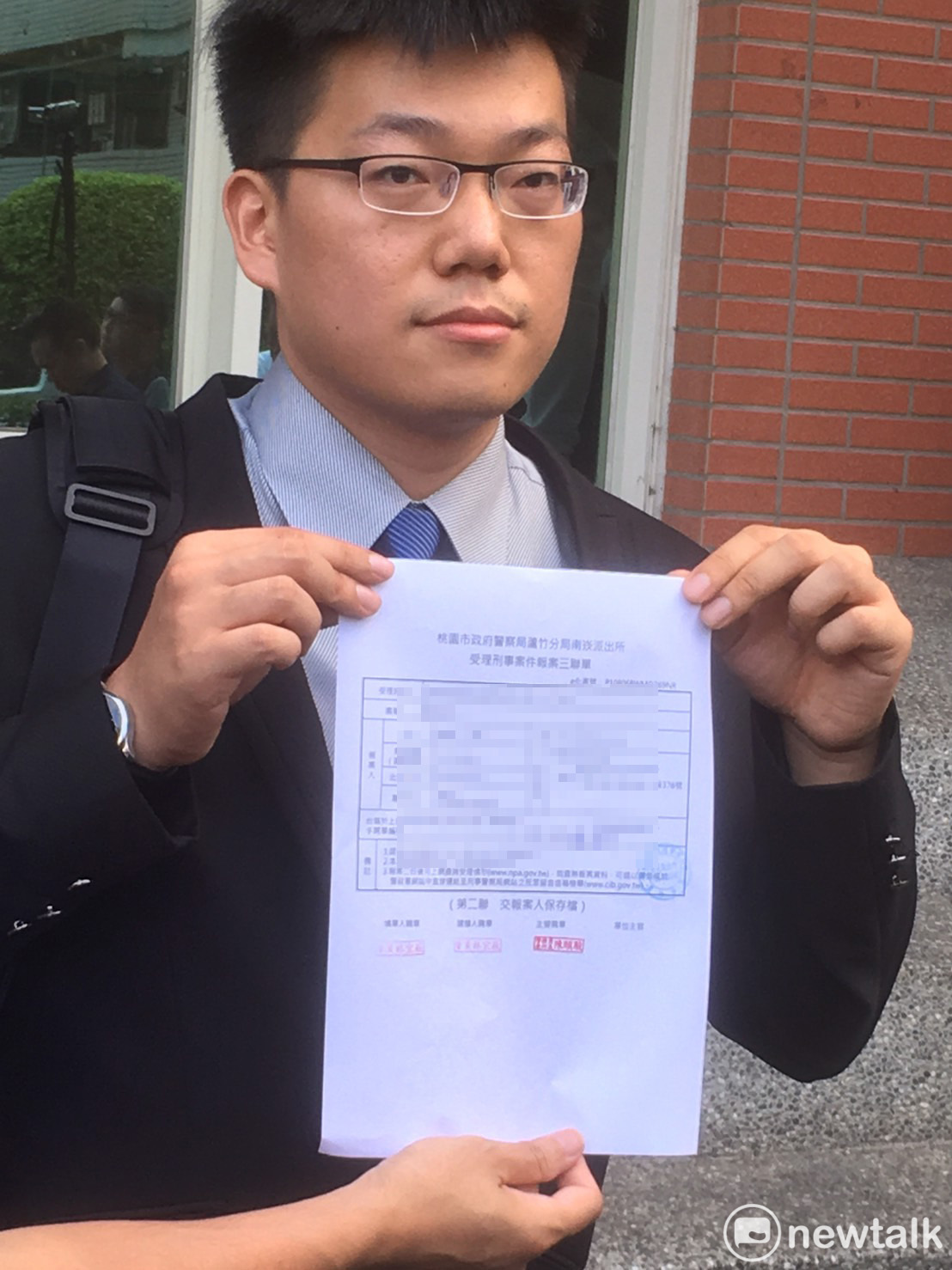 律師蔡頤奕表示是以違反「護照條例」向工會幹部提出告訴。 圖:林昀真/攝 律師蔡頤奕表示是以違反「護照條例」向工會幹部提出告訴。 圖:林昀真/攝