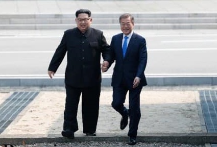 朝鮮最高領導人金正恩(左)與韓國總統文在寅2018年4月世紀會面,才隔1年,韓朝情誼以乎生變。 圖:翻攝自青瓦台臉書 朝鮮最高領導人金正恩(左)與韓國總統文在寅2018年4月世紀會面,才隔1年,韓朝情誼以乎生變。 圖:翻攝自青瓦台臉書
