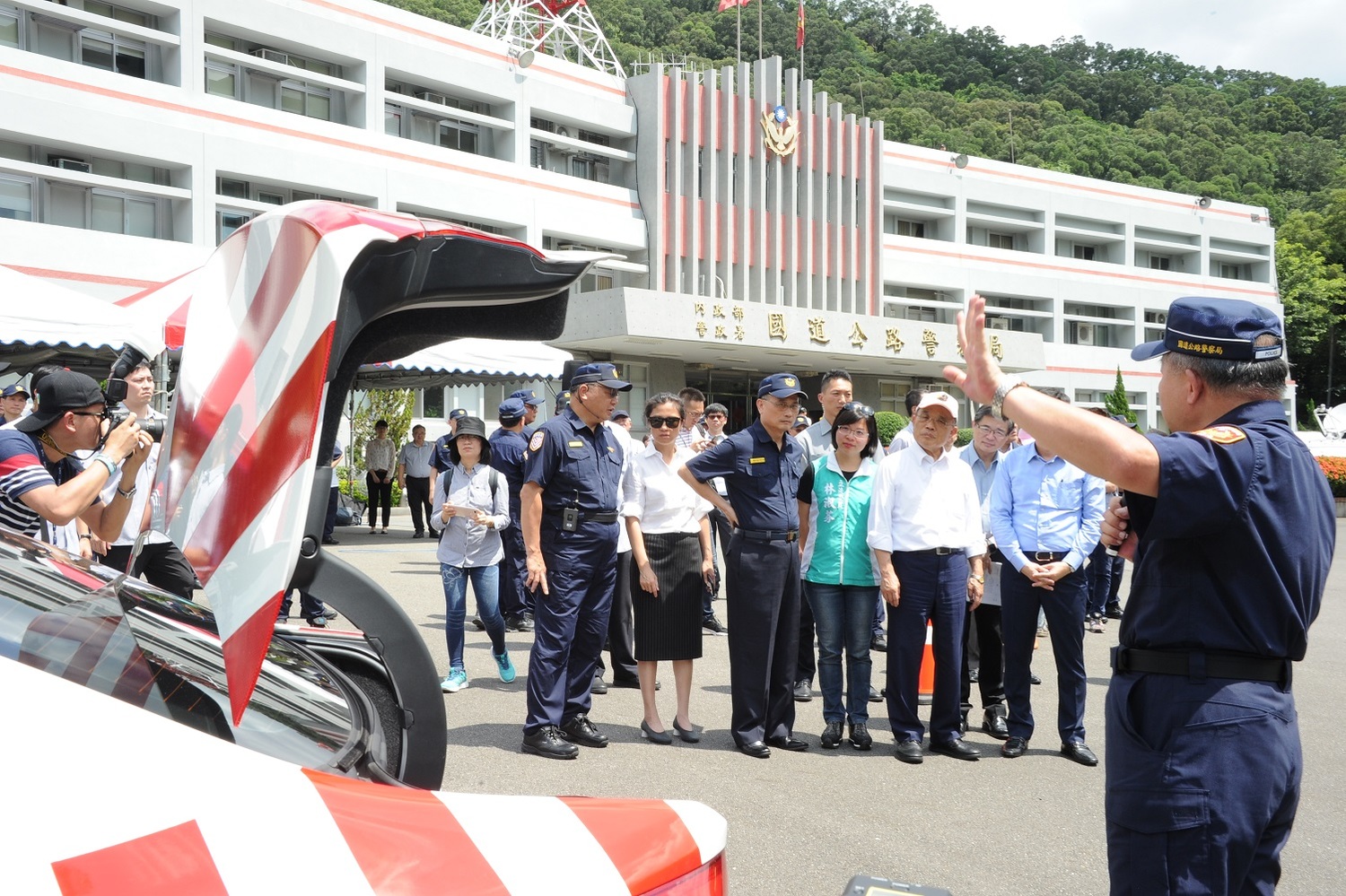 行政院長蘇貞昌今(28)日偕同立委林淑芬視察國道公路警察局員警執勤安全及緩撞設備防護措施。 圖:行政院提供 行政院長蘇貞昌今(28)日偕同立委林淑芬視察國道公路警察局員警執勤安全及緩撞設備防護措施。 圖:行政院提供