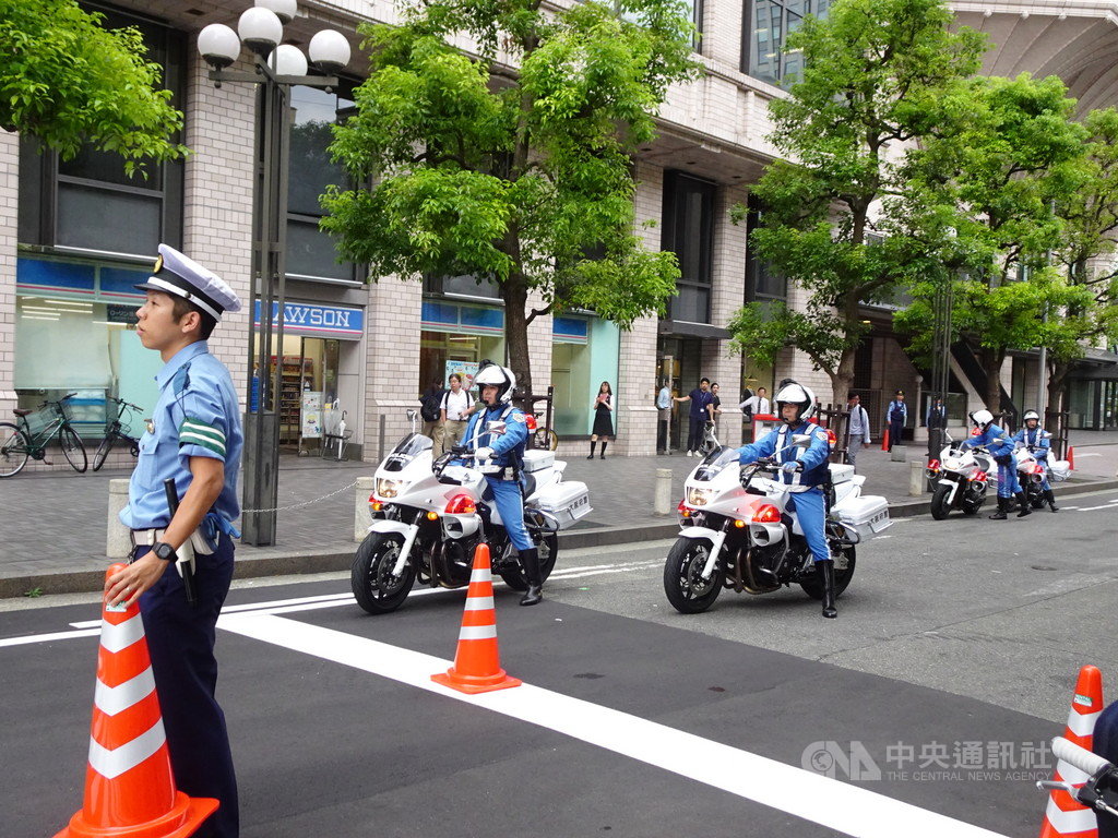 日本首度舉辦G20峰會,共有37國與組織的元首或代表出席,日本出動3萬2000名警力維安,多處可看到安檢或警員站崗。 圖/中央社 日本首度舉辦G20峰會,共有37國與組織的元首或代表出席,日本出動3萬2000名警力維安,多處可看到安檢或警員站崗。 圖/中央社