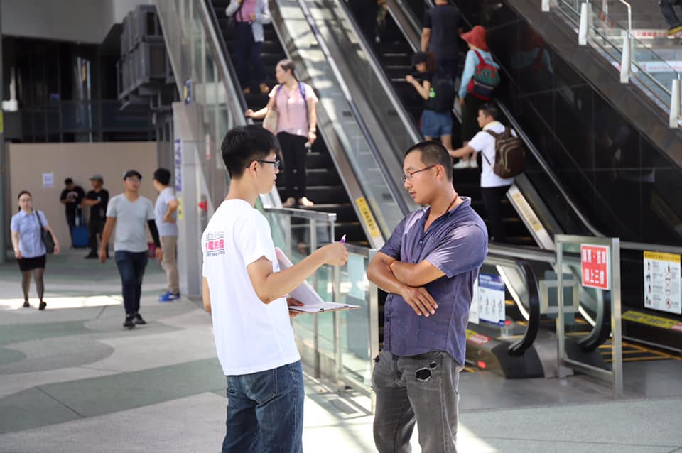 多個反核民間團體今 (29) 天在全台6個火車站擺攤連署,以街頭宣講的方式推動「廢核.再生」的公投連署。 圖:翻攝自台灣環境保護聯盟粉專 多個反核民間團體今 (29) 天在全台6個火車站擺攤連署,以街頭宣講的方式推動「廢核.再生」的公投連署。 圖:翻攝自台灣環境保護聯盟粉專
