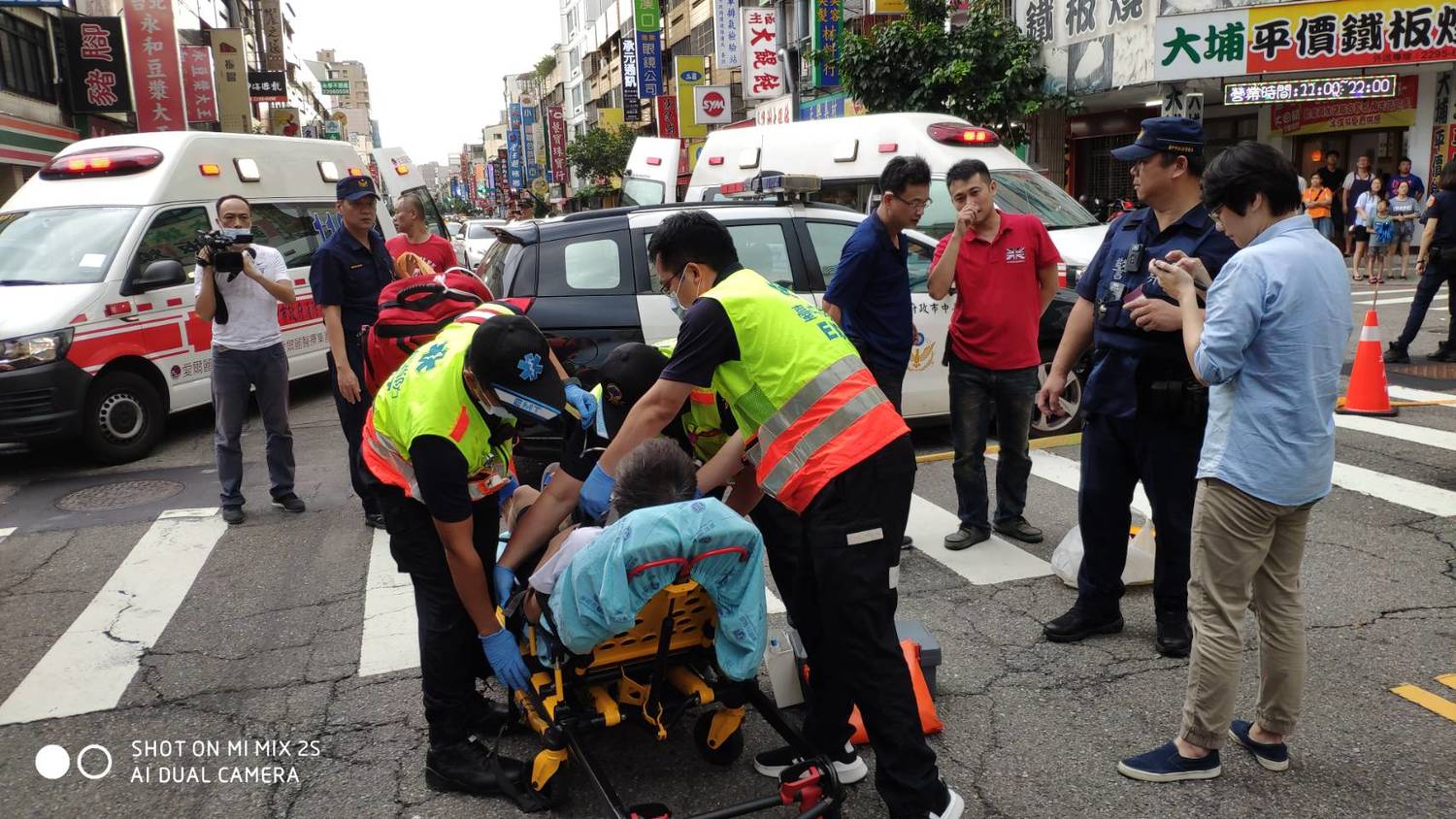 台中漢口路麵攤氣爆現場,消防隊員緊急將傷者送醫。 台中市消防局/提供 台中漢口路麵攤氣爆現場,消防隊員緊急將傷者送醫。 台中市消防局/提供