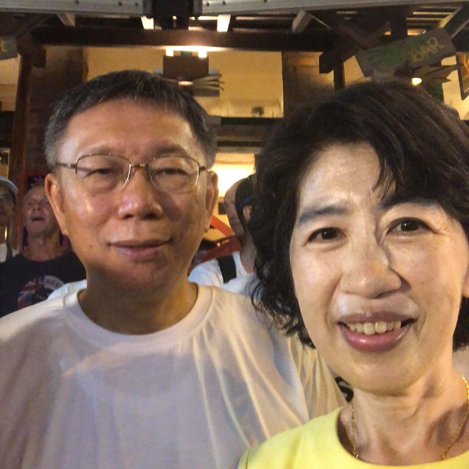 台北市長柯文哲夫婦墾丁大街逛夜市,展現高人氣。 圖:翻攝柯文哲臉書 台北市長柯文哲夫婦墾丁大街逛夜市,展現高人氣。 圖:翻攝柯文哲臉書