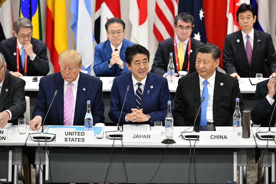 美國總統川普(前排左)與中國領導人習近平(前排右)在G20高峰會碰面,仍未解決美中貿易紛爭。 圖:翻攝自G20 JAPAN臉書 美國總統川普(前排左)與中國領導人習近平(前排右)在G20高峰會碰面,仍未解決美中貿易紛爭。 圖:翻攝自G20 JAPAN臉書