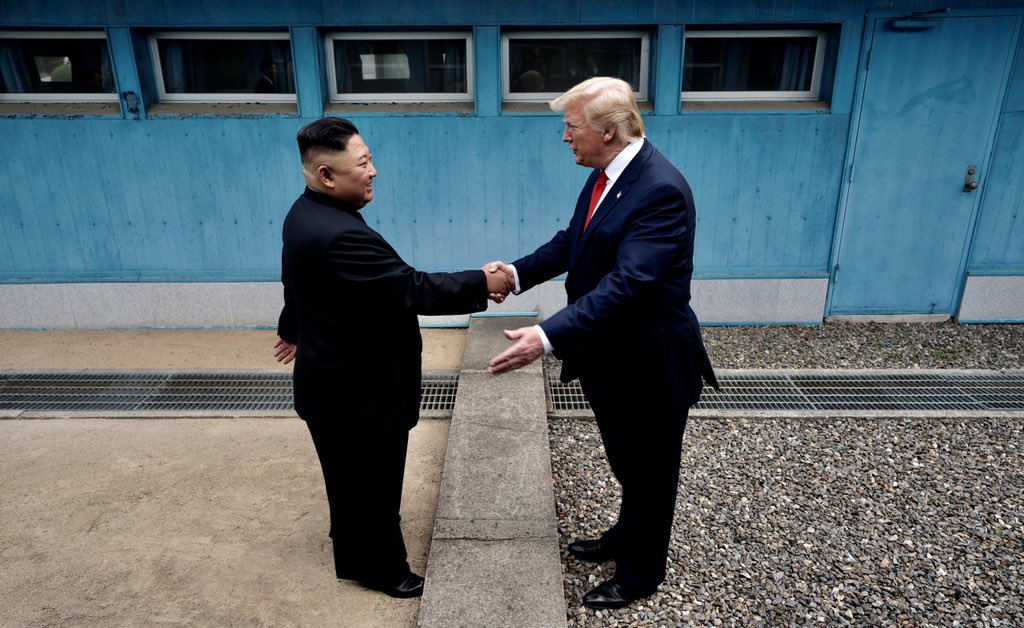 美國總統川普(右)與朝鮮領導人金正恩在38度線握手一刻,寫下新的歷史。 美國總統川普(右)與朝鮮領導人金正恩在38度線握手一刻,寫下新的歷史。