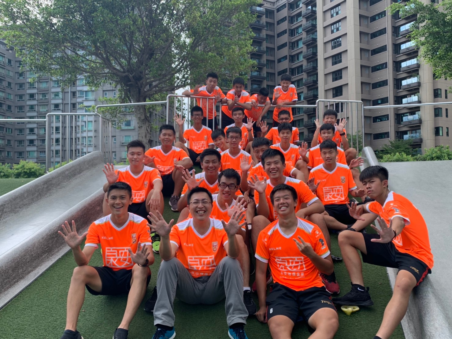 集賢環保公園足球場工程由市議員王威元(前左二)動支880萬元議員建議款施作,新北市足球代表隊今早全員到場見證。 圖:王威元提供 集賢環保公園足球場工程由市議員王威元(前左二)動支880萬元議員建議款施作,新北市足球代表隊今早全員到場見證。 圖:王威元提供