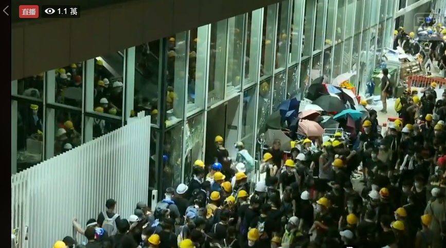 香港示威群眾包圍立法會衝突愈演愈烈。 圖:翻攝RTHK直播影片 香港示威群眾包圍立法會衝突愈演愈烈。 圖:翻攝RTHK直播影片
