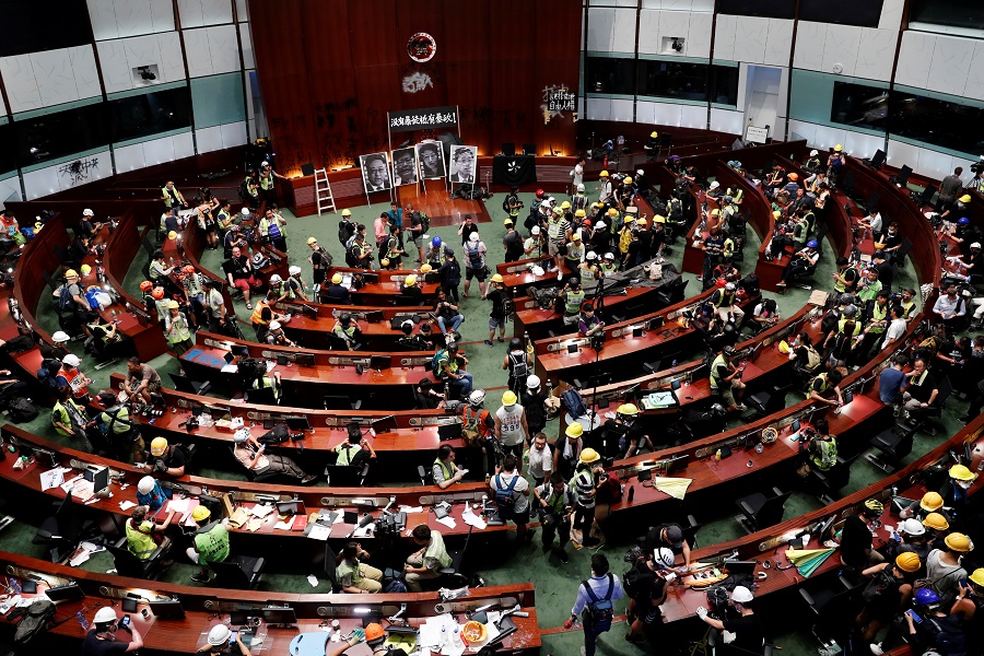香港反送中示威者七一攻進立法會,引發國際關注。 香港反送中示威者七一攻進立法會,引發國際關注。