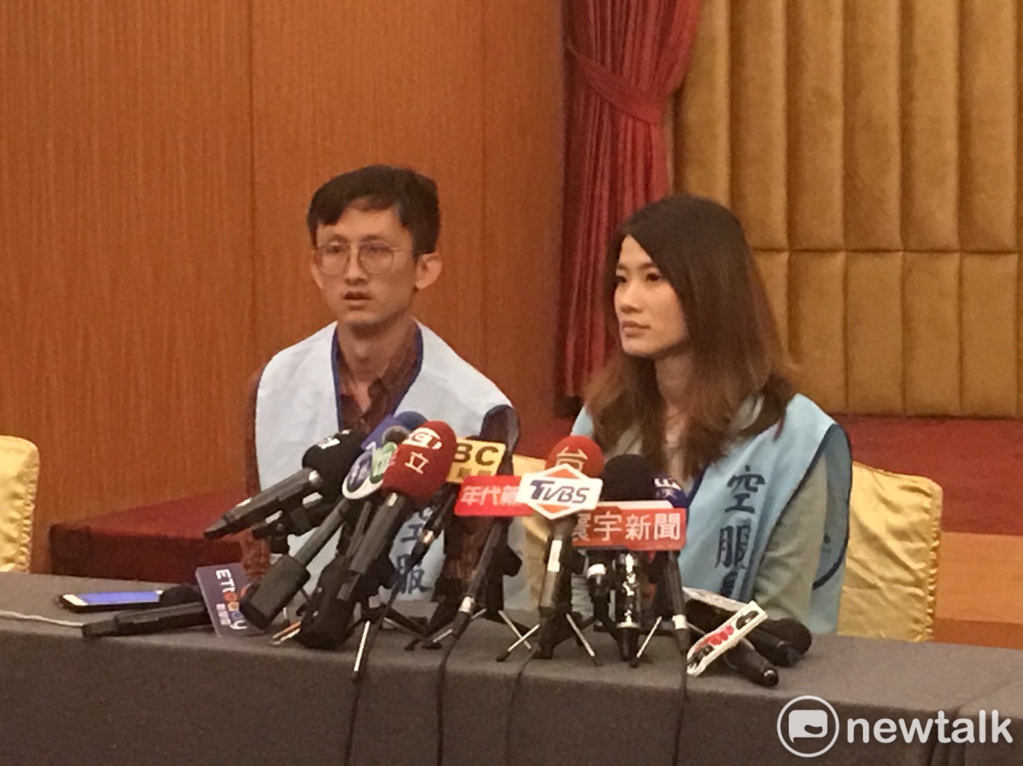 工會會員代表林昱嘉表示,今天協商會以「不秋後算帳」等六項訴求討論,不會再去談先前的八項訴求。 圖:林昀真/攝 工會會員代表林昱嘉表示,今天協商會以「不秋後算帳」等六項訴求討論,不會再去談先前的八項訴求。 圖:林昀真/攝