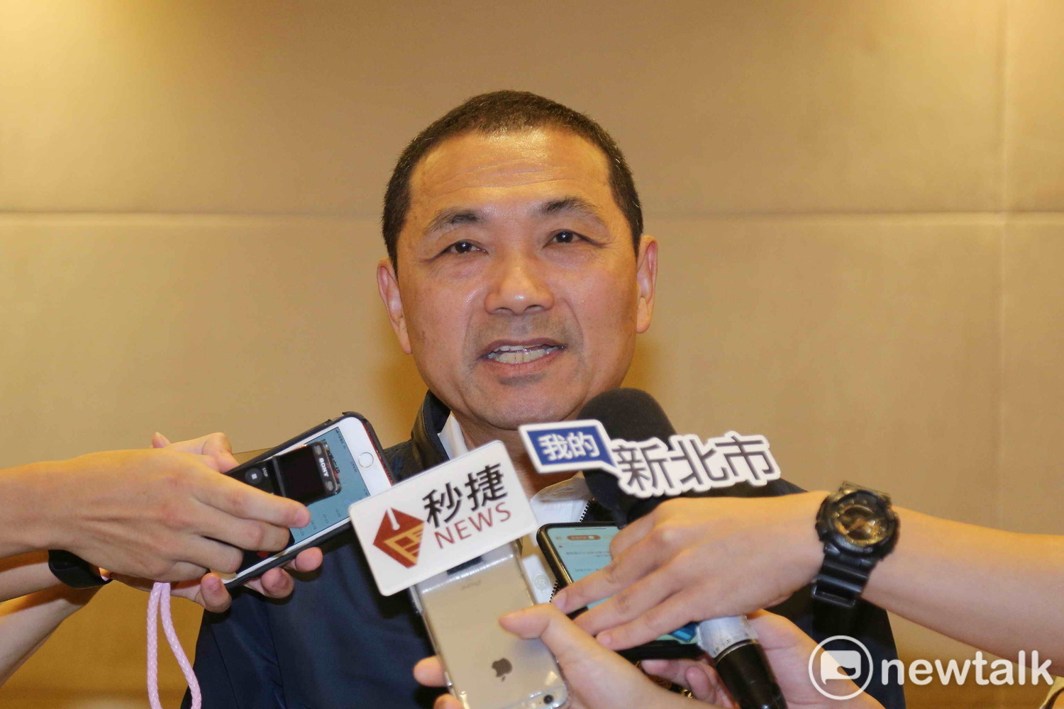 侯友宜上午接受媒體聯訪,表示自己不是當網紅的咖,強調當市長就做好市長角色應盡的份內事情。 圖:王峻昌/攝 侯友宜上午接受媒體聯訪,表示自己不是當網紅的咖,強調當市長就做好市長角色應盡的份內事情。 圖:王峻昌/攝