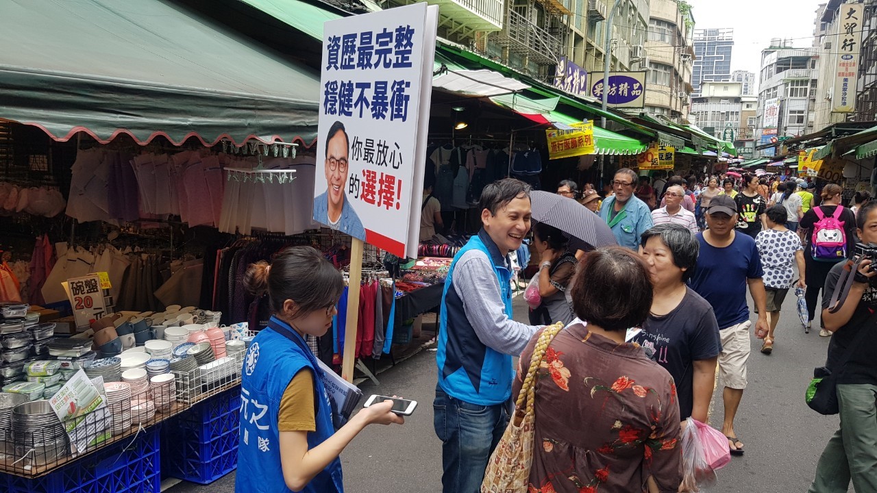 葉元之前往板橋福德市場掃街。 圖:葉元之辦公室提供 葉元之前往板橋福德市場掃街。 圖:葉元之辦公室提供