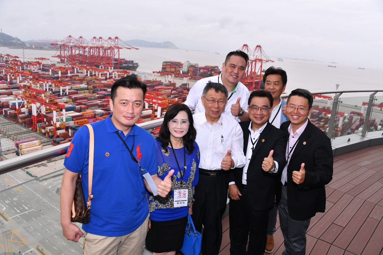 台北市長柯文哲與此次隨行議員合影。 圖:北市府 / 提供 台北市長柯文哲與此次隨行議員合影。 圖:北市府 / 提供