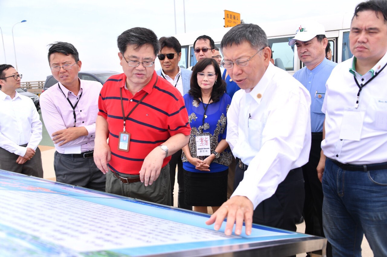 台北市長柯文哲參訪洋山深水港。 圖:北市府 / 提供 台北市長柯文哲參訪洋山深水港。 圖:北市府 / 提供