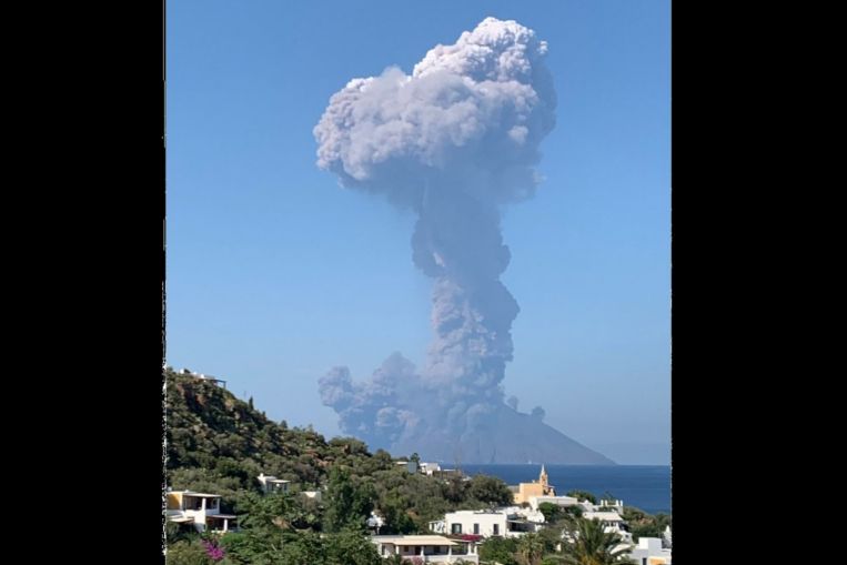 義大利斯特龍伯利島火山3日下午14時46分左右,一連發生2起巨大的爆炸事件,煙霧直升2公里高雲霄。 圖:翻攝自新加坡義大利協會推特 義大利斯特龍伯利島火山3日下午14時46分左右,一連發生2起巨大的爆炸事件,煙霧直升2公里高雲霄。 圖:翻攝自新加坡義大利協會推特