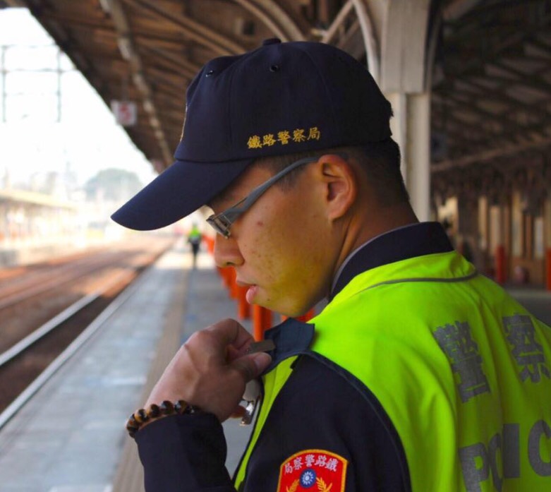 台鐵員工和警察在嘉義火車站前列隊送李承翰最後一程。 圖:翻攝自李承翰臉書 台鐵員工和警察在嘉義火車站前列隊送李承翰最後一程。 圖:翻攝自李承翰臉書