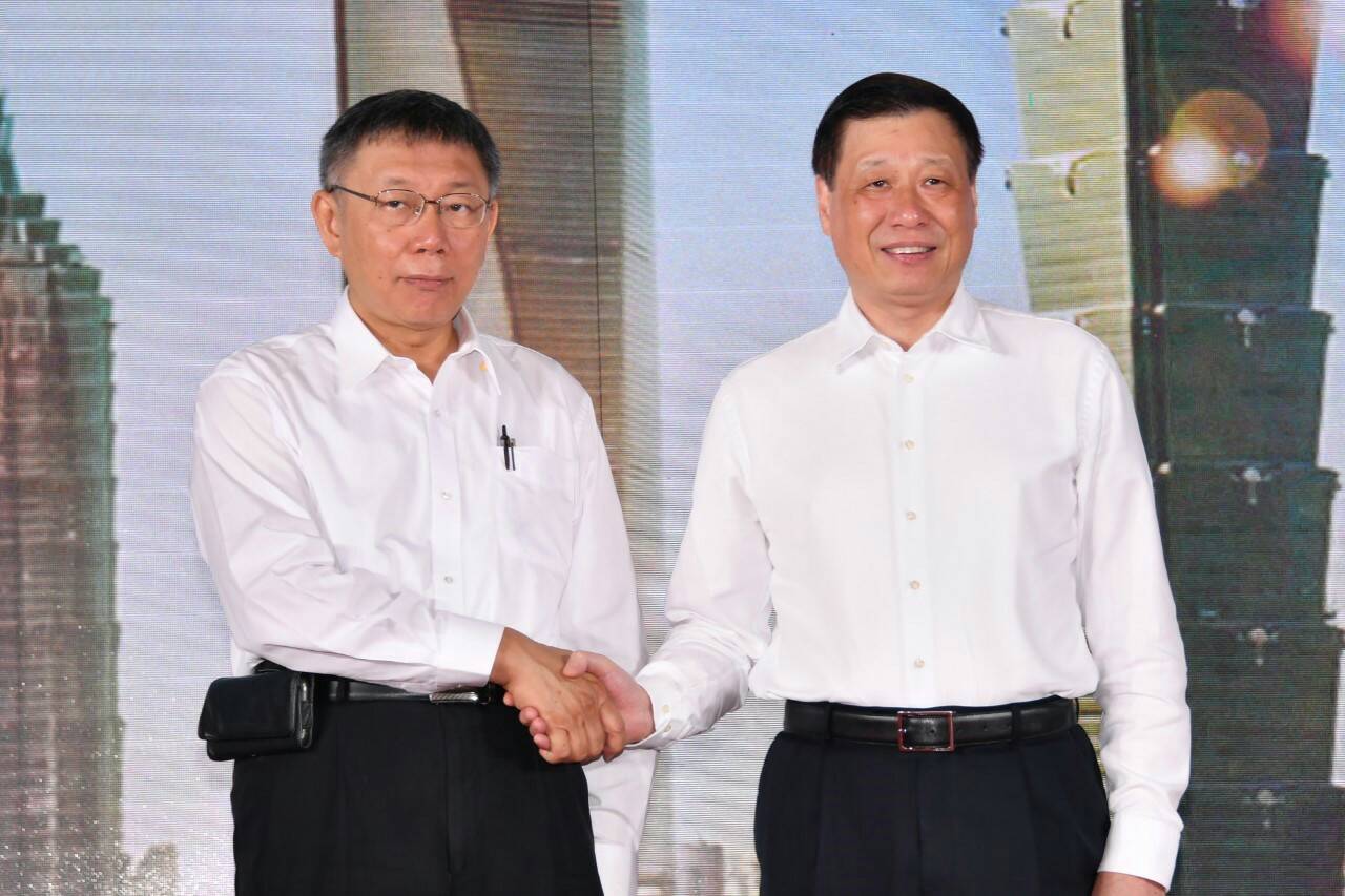 台北市長柯文哲(左)出席2019雙城論壇,與上海市長應勇(右)合影。 圖/台北市政府提供 台北市長柯文哲(左)出席2019雙城論壇,與上海市長應勇(右)合影。 圖/台北市政府提供