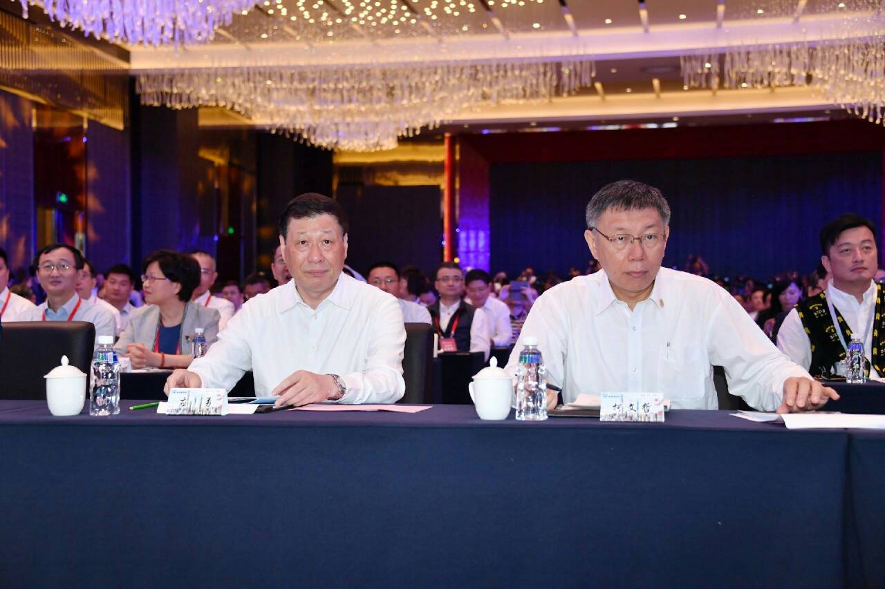 台北市長柯文哲(右)與上海市長應勇(左)。 圖:北市府 / 提供 台北市長柯文哲(右)與上海市長應勇(左)。 圖:北市府 / 提供