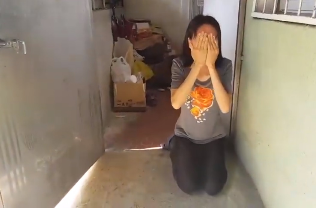 警遭乘客刺肚傷重不治,兇嫌妻子今下跪痛哭表達哀悼。 圖:翻攝自Youtube 警遭乘客刺肚傷重不治,兇嫌妻子今下跪痛哭表達哀悼。 圖:翻攝自Youtube