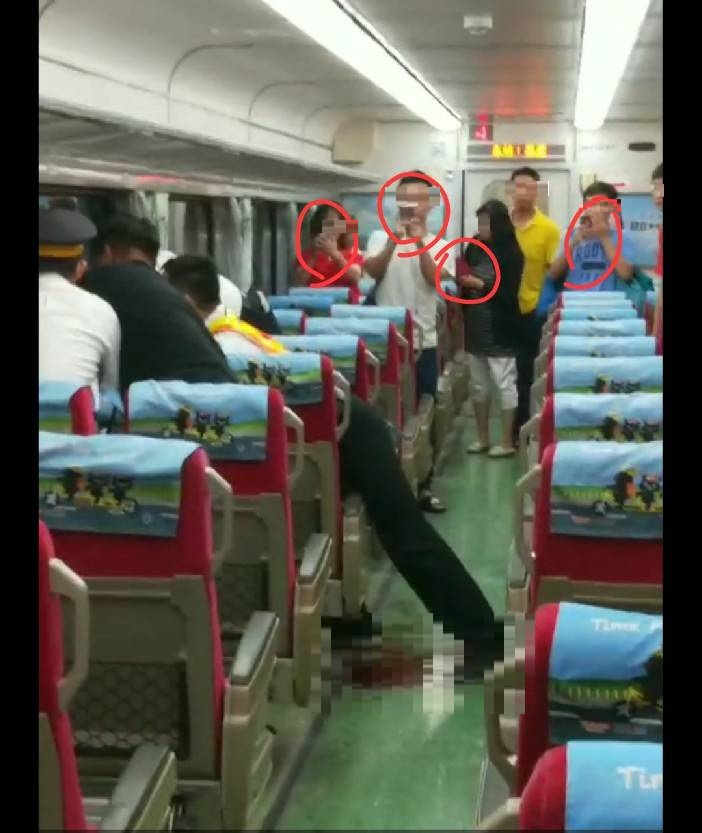 葉毓蘭評論鐵路警察遭刺殺殉職案件,對「咫尺外忙著錄影上傳的年輕朋友們」,覺得「悲涼」。 圖:翻攝葉毓蘭臉書 葉毓蘭評論鐵路警察遭刺殺殉職案件,對「咫尺外忙著錄影上傳的年輕朋友們」,覺得「悲涼」。 圖:翻攝葉毓蘭臉書