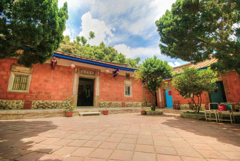 苑裡鎮的「東里家風」三合院,是目前台灣少見又保存良好的紅磚瓦與交趾陶建築物。 圖:苗栗文化觀光旅遊網/提供 苑裡鎮的「東里家風」三合院,是目前台灣少見又保存良好的紅磚瓦與交趾陶建築物。 圖:苗栗文化觀光旅遊網/提供