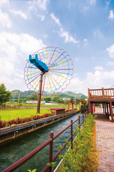 黃金小鎮位於公館鄉偏南端,在稻作收成季節與5、6月阿勃勒盛開時期,鄉間到處為黃澄澄景觀,故得名。 圖:苗栗文化觀光旅遊網/提供 黃金小鎮位於公館鄉偏南端,在稻作收成季節與5、6月阿勃勒盛開時期,鄉間到處為黃澄澄景觀,故得名。 圖:苗栗文化觀光旅遊網/提供