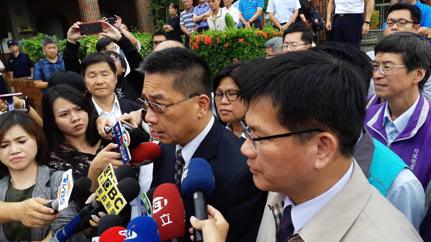 內政部長徐國勇受訪指出,相關撫恤金達1900萬元,但金錢無法彌補李承翰的生命,已跟警政署內部研議將李員追晉巡官職務及入祀忠烈祠等事宜。 圖:蔡坤龍/攝 內政部長徐國勇受訪指出,相關撫恤金達1900萬元,但金錢無法彌補李承翰的生命,已跟警政署內部研議將李員追晉巡官職務及入祀忠烈祠等事宜。 圖:蔡坤龍/攝