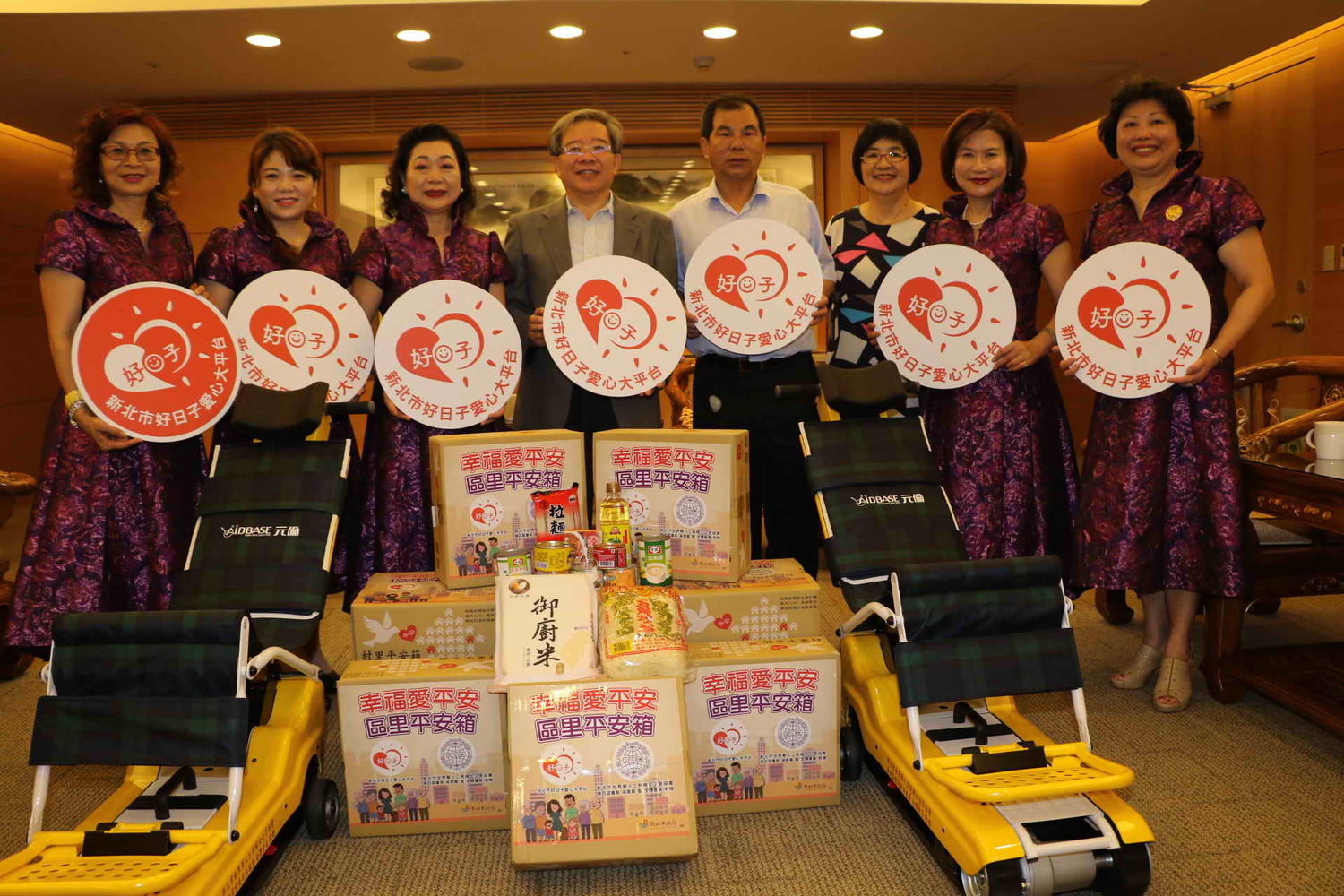 新北市世界華人工商婦女企管協會會長吳美鳳(左三)由市議員周勝考(右四)陪同,捐贈爬梯機及區里平安箱給新北市政府,由市府秘書長林祐賢(中)代表受贈。 圖:新北市社會局提供 新北市世界華人工商婦女企管協會會長吳美鳳(左三)由市議員周勝考(右四)陪同,捐贈爬梯機及區里平安箱給新北市政府,由市府秘書長林祐賢(中)代表受贈。 圖:新北市社會局提供