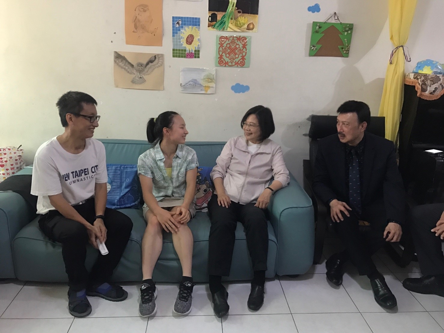 蔡總統近日頻赴新北市,下周一將對新北議會黨團下達選戰動員令;圖為蔡總統昨天到三重探視體操金牌選手丁華恬。 圖:民進黨新北市黨部提供 蔡總統近日頻赴新北市,下周一將對新北議會黨團下達選戰動員令;圖為蔡總統昨天到三重探視體操金牌選手丁華恬。 圖:民進黨新北市黨部提供