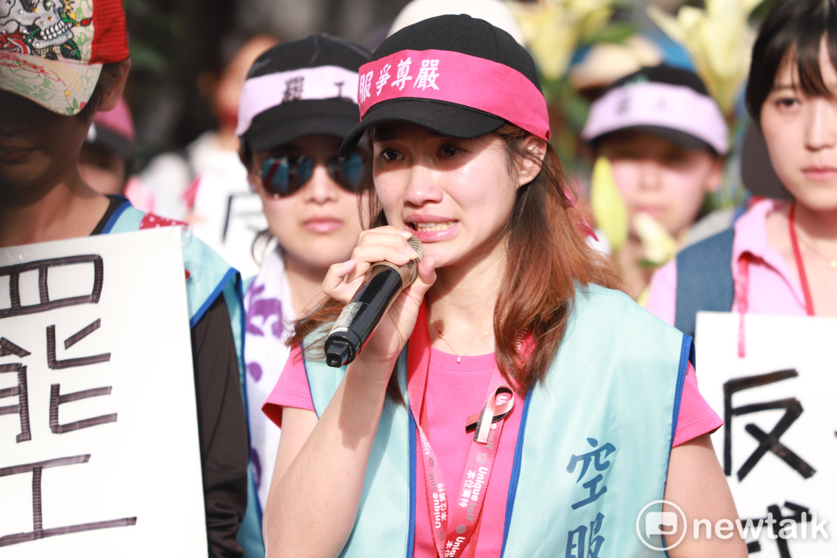 工會理事林昱嘉在凱道發言時淚灑現場。 圖:謝佳真/攝 工會理事林昱嘉在凱道發言時淚灑現場。 圖:謝佳真/攝