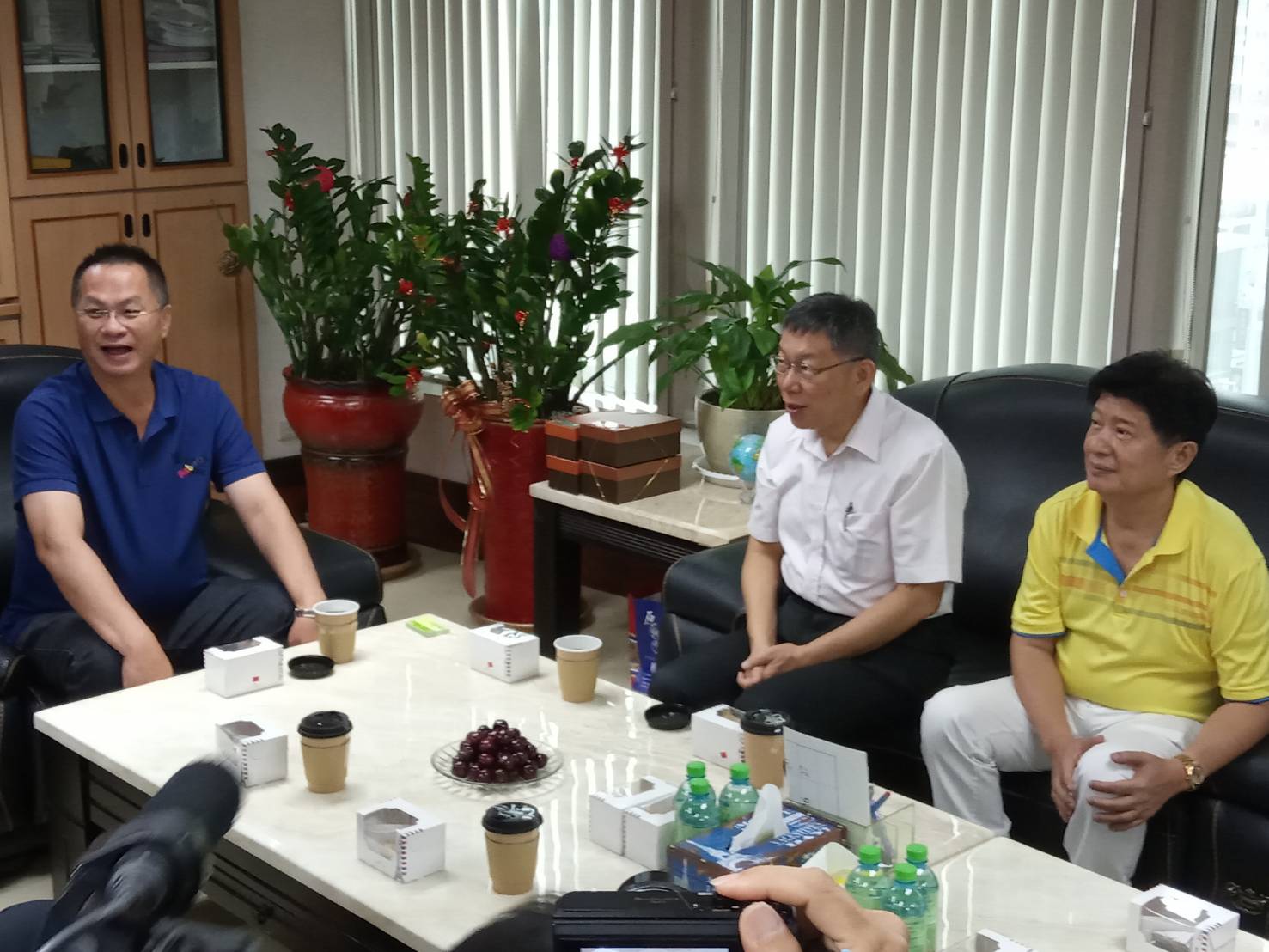 柯文哲(中)與呂文豪(左)會面。 圖:孫家銘/攝 柯文哲(中)與呂文豪(左)會面。 圖:孫家銘/攝